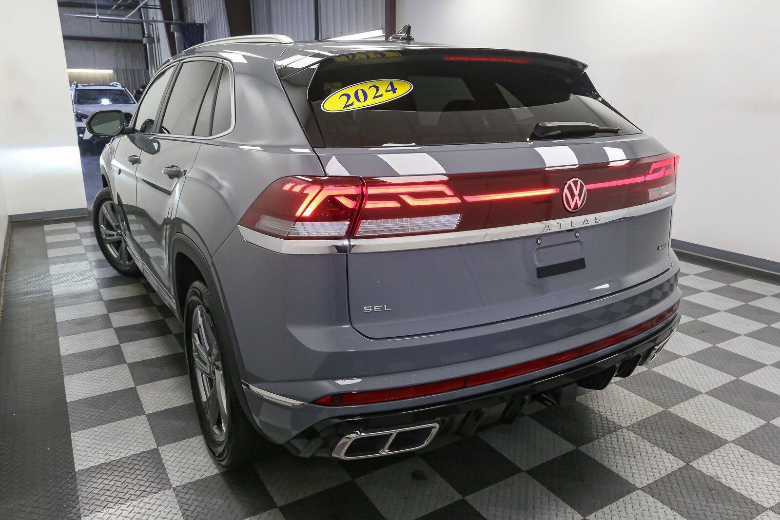 Certified 2024 Volkswagen Atlas Cross Sport SEL R-Line AWD/4WD image 12