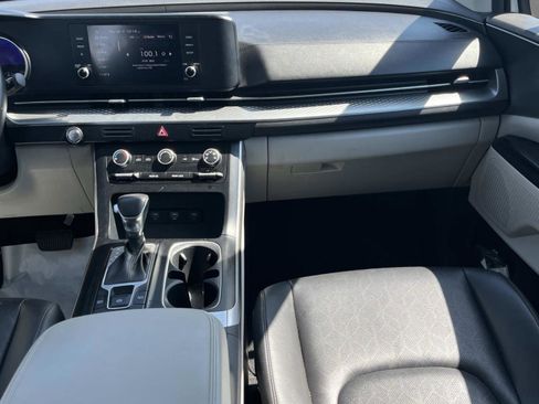 Used 2023 Kia Carnival LX FWD image 10