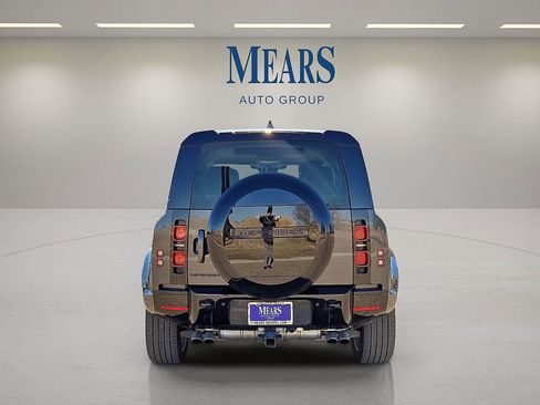 Used 2025 Land Rover Defender 110 X-Dynamic SE image 4