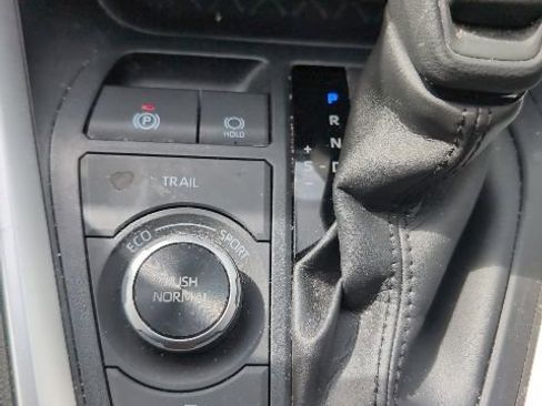 Used 2023 Toyota RAV4 LE AWD/4WD image 18