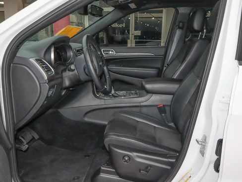 Used 2022 Jeep Grand Cherokee Laredo X AWD/4WD image 7