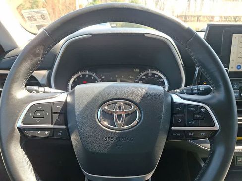 Used 2024 Toyota Highlander XLE AWD/4WD image 15