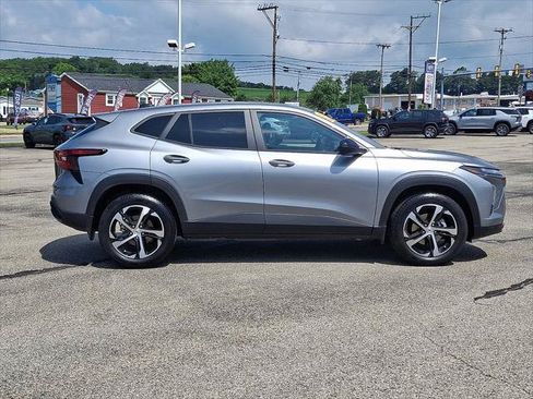 Used 2026 Chevrolet Trax RS w/ Sunroof Package FWD image 8