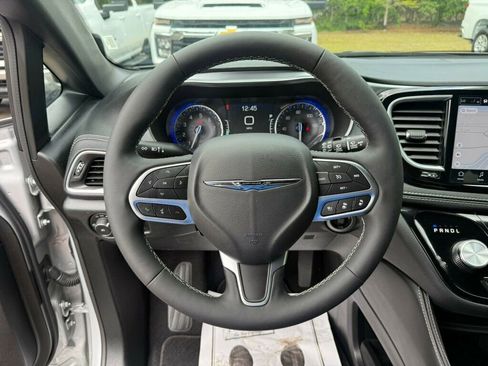 Used 2026 Chrysler Pacifica Limited FWD image 5