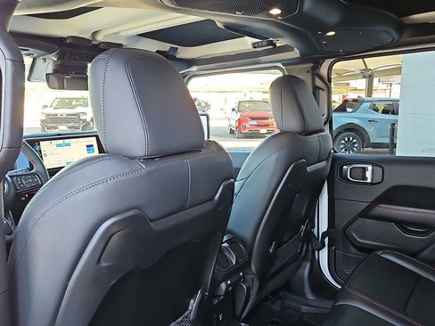 Used 2024 Jeep Gladiator Rubicon w/ Technology Group image 5