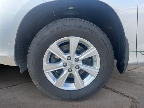 Used 2012 Toyota Highlander 4WD Hybrid w/ Leather Pkg image 14