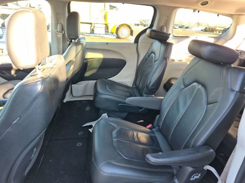 Used 2018 Chrysler Pacifica Touring-L w/ Advanced Safetytec Group image 10