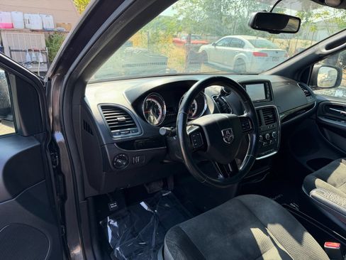 Used 2018 Dodge Grand Caravan SE FWD image 18
