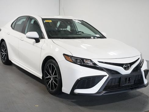 Certified 2024 Toyota Camry SE FWD image 3