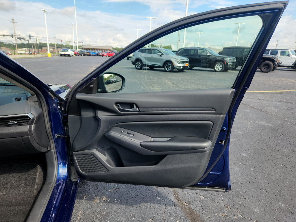 Used 2024 Nissan Altima 2.5 S FWD image 33