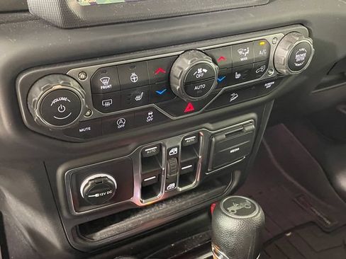 Used 2018 Jeep Wrangler Unlimited Sahara AWD/4WD image 8