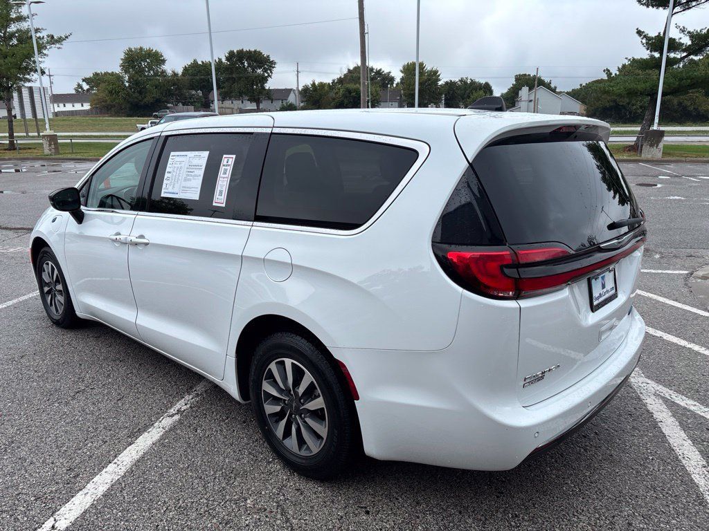 Used 2024 Chrysler Pacifica Limited FWD image 6