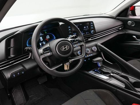 Used 2025 Hyundai Elantra SE image 12