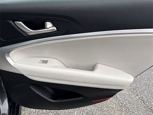 Used 2025 Genesis G70 2.5T image 32