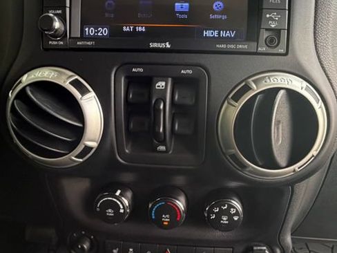 Used 2018 Jeep Wrangler Unlimited Sahara w/ Connectivity Group AWD/4WD image 24