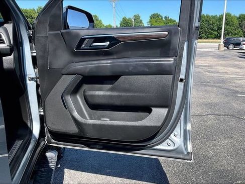 Used 2025 Chevrolet Suburban Z71 AWD/4WD image 29