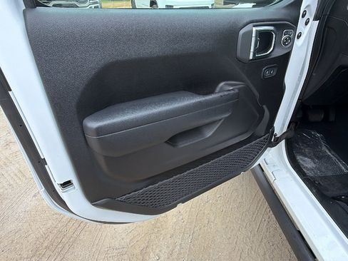 Used 2025 Jeep Wrangler Willys image 14