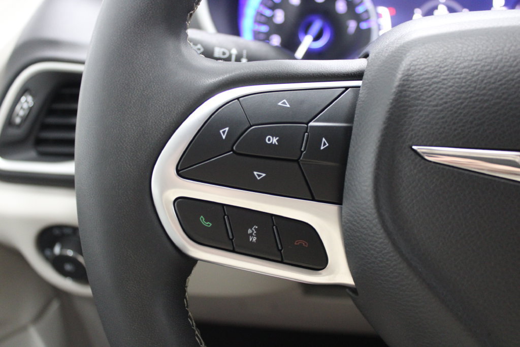 Used 2022 Chrysler Pacifica Touring-L FWD image 36
