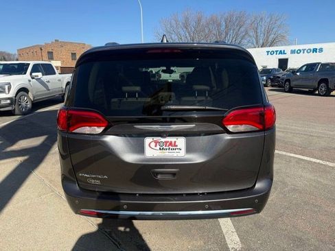 Used 2017 Chrysler Pacifica Touring-L Plus w/ Tire & Wheel Group image 7