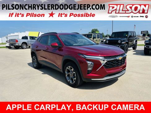 Used 2025 Chevrolet Trax LT FWD image 1