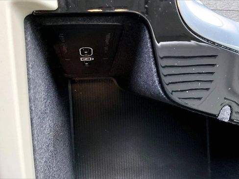 Certified 2026 Volvo V60 B5 Cross Country Plus w/ Protection Package Premier image 15