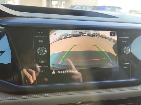 Used 2024 Volkswagen Taos SE image 17