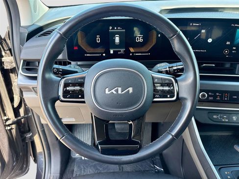 Used 2025 Kia Carnival FWD image 11