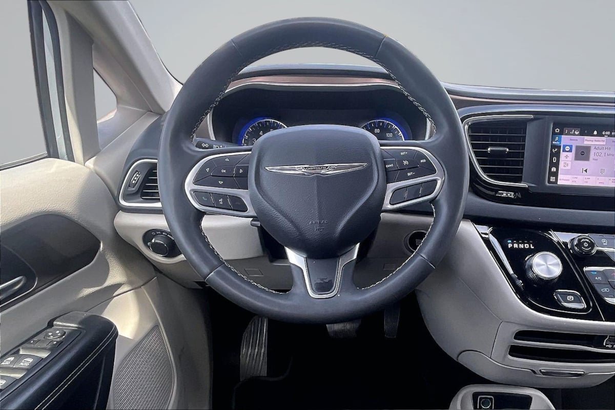Used 2023 Chrysler Voyager LX FWD image 5