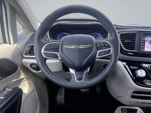 Used 2023 Chrysler Voyager LX FWD image 5