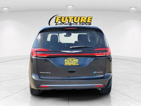 Used 2023 Chrysler Pacifica Touring-L image 8