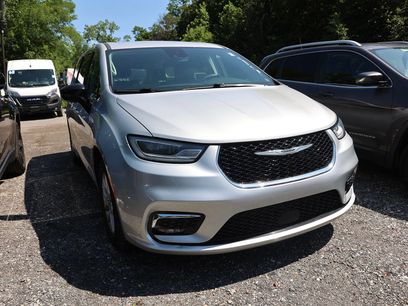 Used 2024 Chrysler Pacifica Touring-L