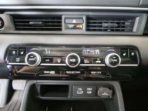 Used 2025 Honda Pilot Black Edition image 23
