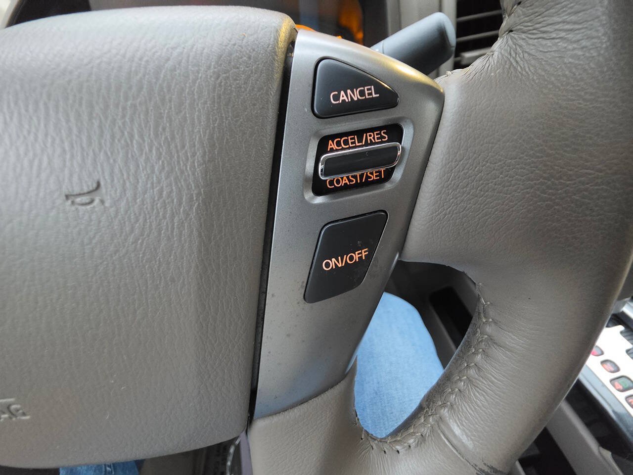 Used 2015 Nissan Titan SV RWD image 23