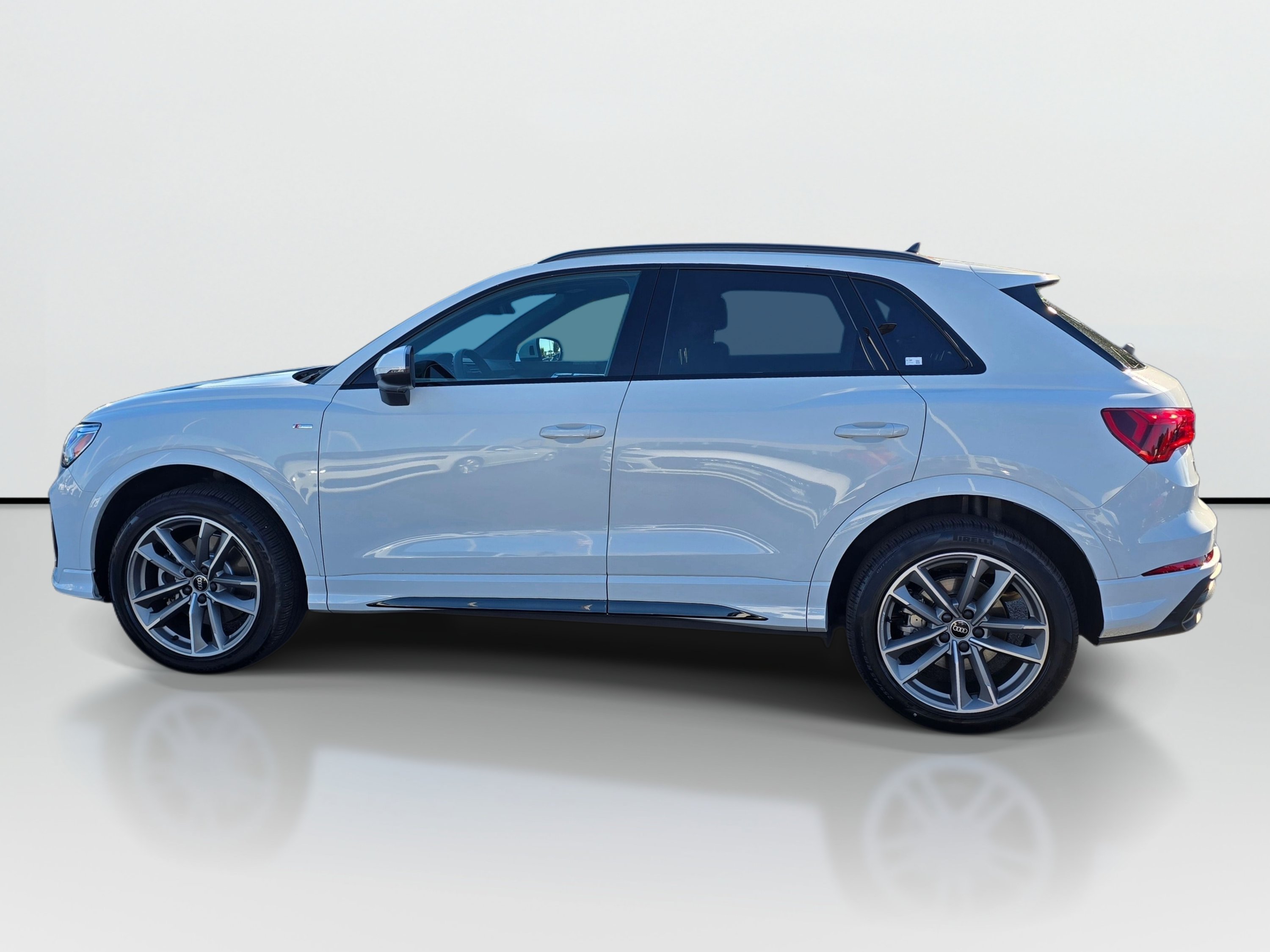 Certified 2025 Audi Q3 2.0T Premium AWD/4WD image 3