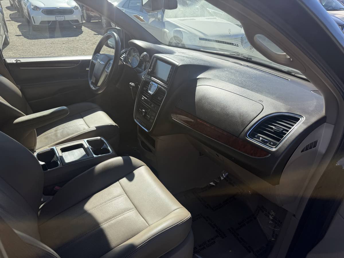 Used 2013 Chrysler Town & Country Touring-L w/ Driver Convenience Group FWD image 15