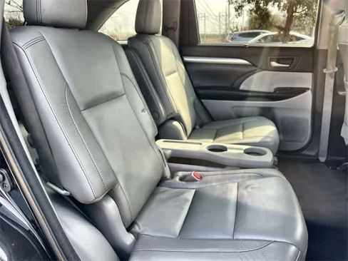 Used 2017 Toyota Highlander XLE image 14
