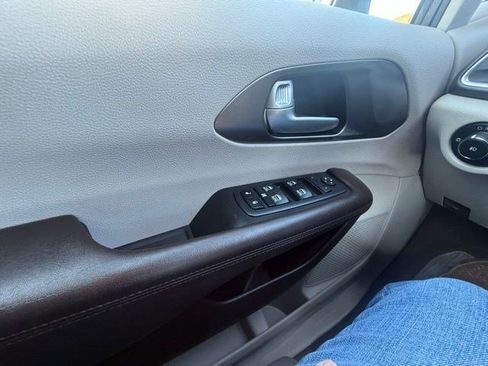 Used 2017 Chrysler Pacifica Touring-L Plus w/ Tire & Wheel Group image 16