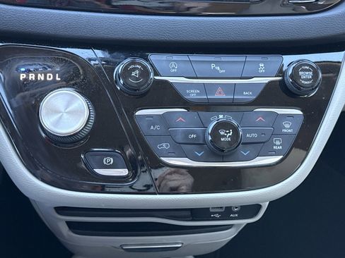 Used 2017 Chrysler Pacifica Touring-L image 26