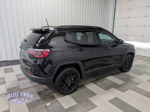 Used 2025 Jeep Compass Latitude w/ Convenience Group AWD/4WD image 4