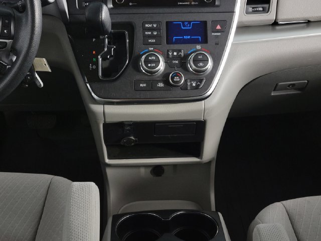 Used 2018 Toyota Sienna LE AWD/4WD image 25