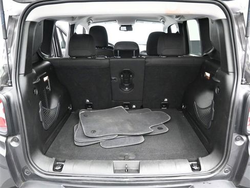 Used 2017 Jeep Renegade Latitude w/ Popular Equipment Group image 30