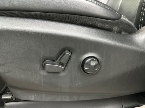 Used 2023 Chrysler Pacifica Touring-L image 10