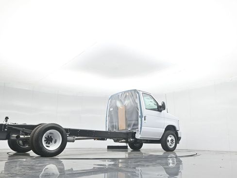 New 2026 Ford E-450 and Econoline 450 Super Duty w/ Power Equipment Group image 39