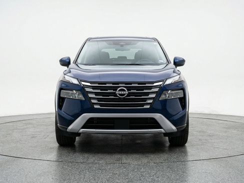 Used 2025 Nissan Rogue SV image 2