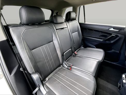 Used 2023 Volkswagen Tiguan SE w/ Panoramic Sunroof Package FWD image 18