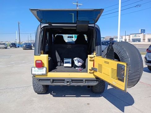 Used 2006 Jeep Wrangler Unlimited w/ Premium Audio Group image 9