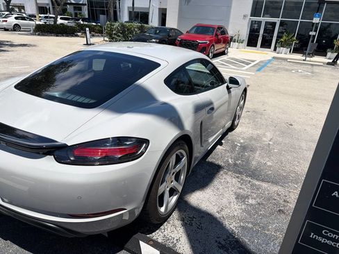 Used 2018 Porsche 718 Cayman RWD image 4