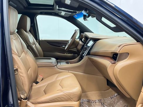 Used 2017 Cadillac Escalade ESV Platinum image 38