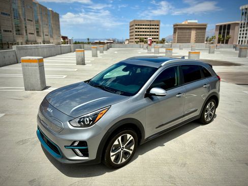 Used 2022 Kia Niro EX Premium FWD image 3