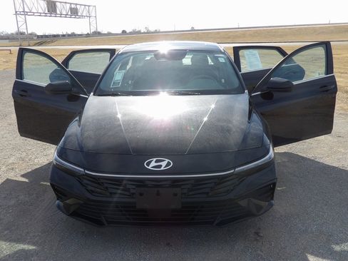 Used 2025 Hyundai Elantra SEL image 16